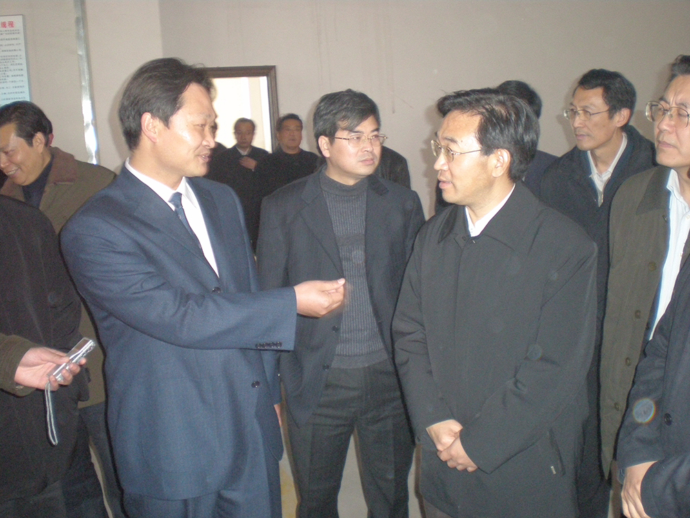2007年，时任江苏省副省长张桃林来我公司视察，并与公司董事长朱旭斌亲切交谈