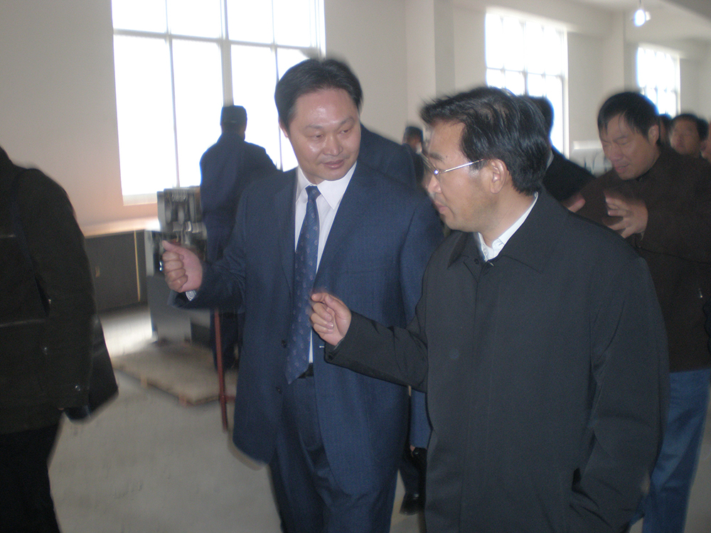 2007年，时任江苏省副省长张桃林来我公司视察，并与公司董事长朱旭斌亲切交谈