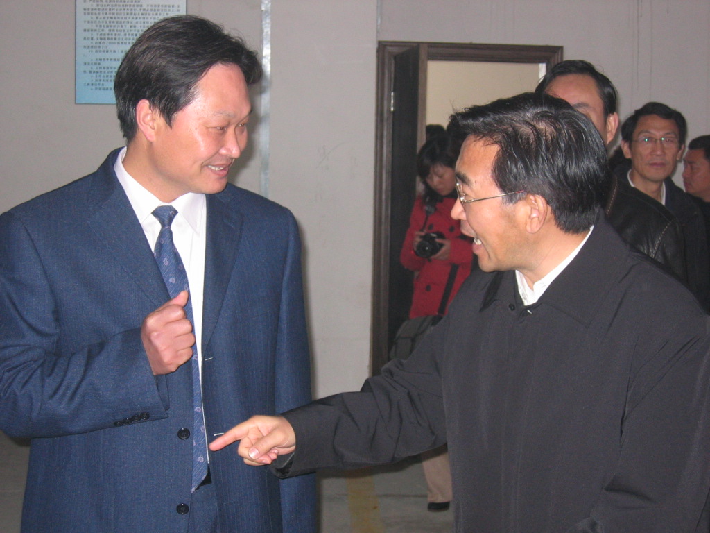 2007年，时任江苏省副省长张桃林来我公司视察，并与公司董事长朱旭斌亲切交谈